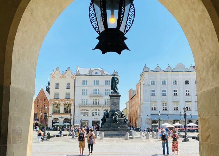 Bilde fra gamlebyen i Krakow, fotografert gjennom en portal.