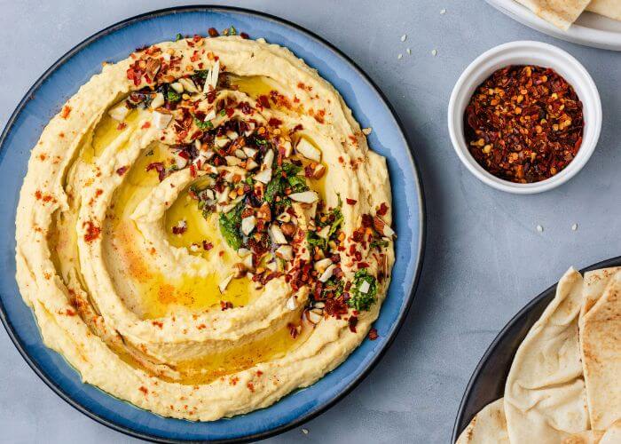 Hummus med topping.