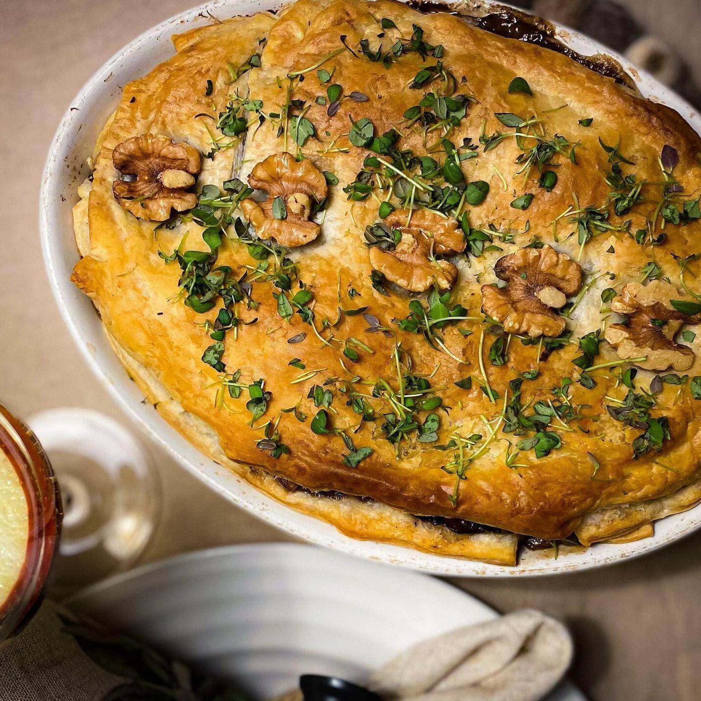 En nystekt, oval butterdeigsform toppet med valnøtter og oregano.