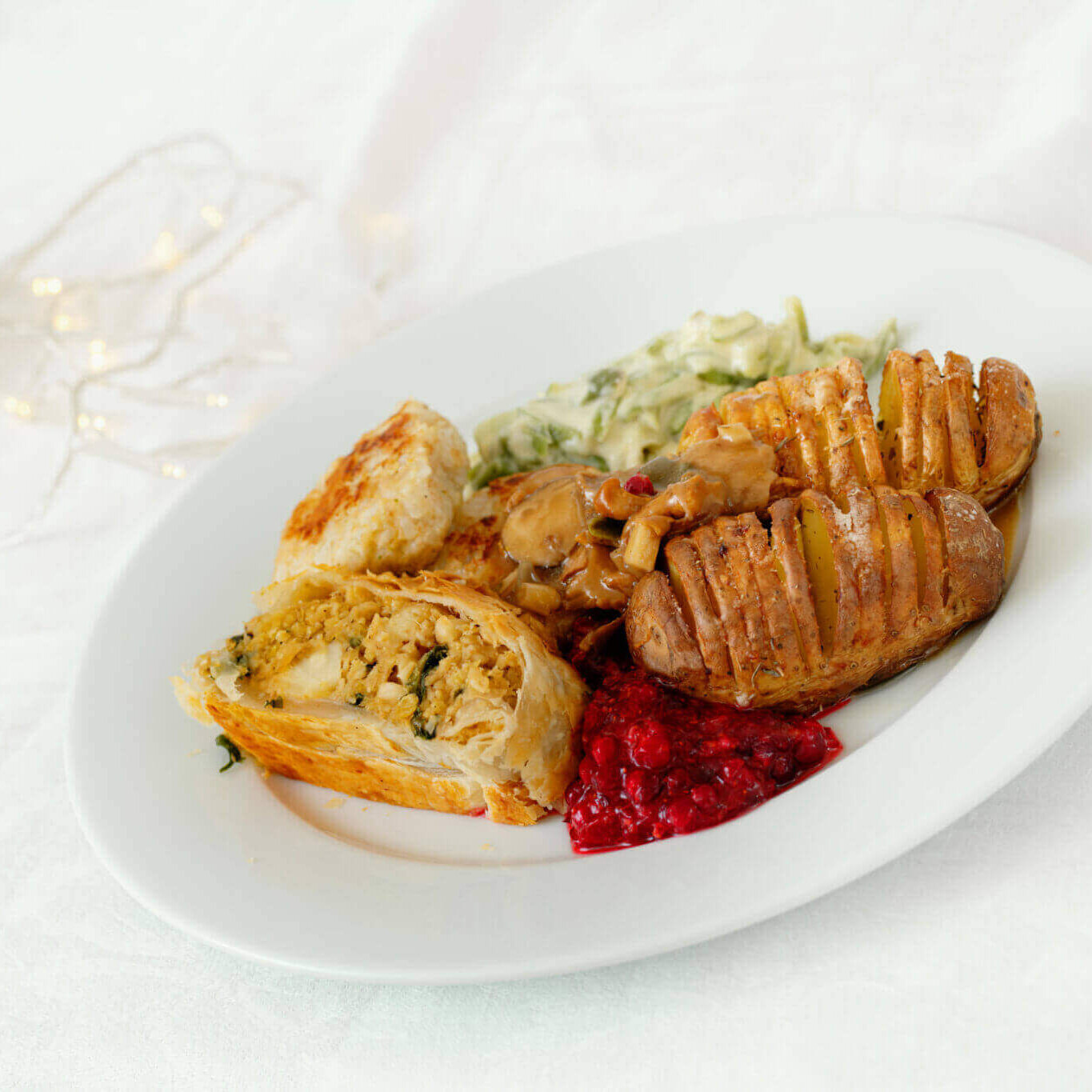 en saftig vegansk julestek uten nøtter sammen med julens mattilbehør.