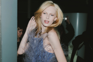 Modellen Alex Consani i Stella McCartneys fjærfrie fjærkjole laget av Fevvers.