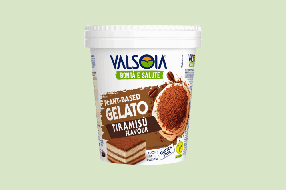 Vegansk tiramisu-gelato fra Valsoia på grønn bakgrunn.