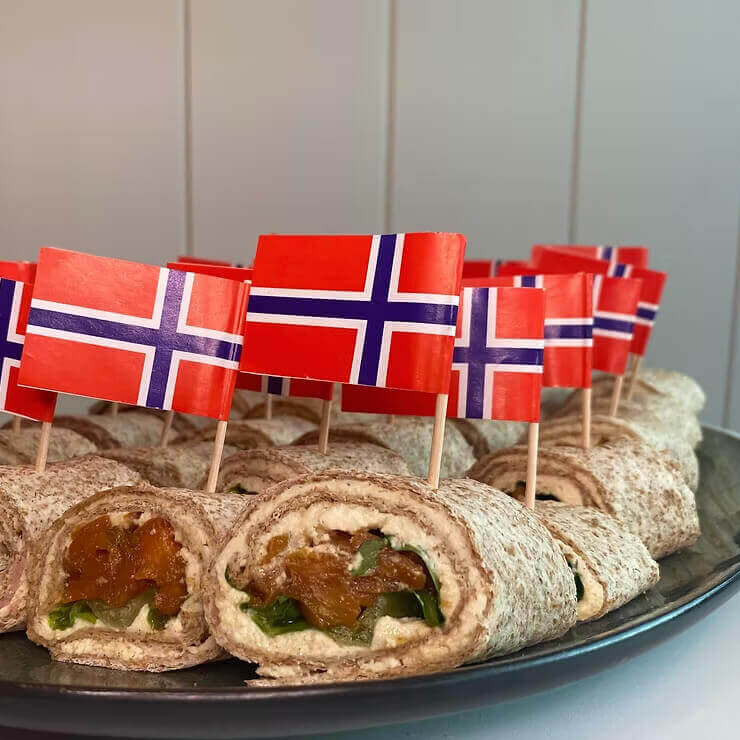 veganske lefseruller med gulrotlaks spiddet med det norske flagg.