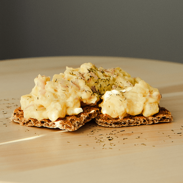 To knekkebrød med kremet, gul veggesalat.